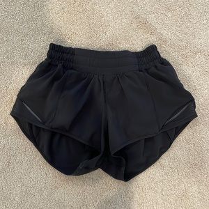 lululemon low rise 2.5” hotty hots